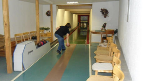 Platz fr viele Personen auf der Kegelbahn